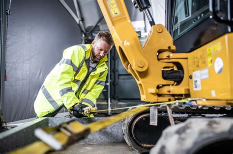 securing a compact excavator|How to Tie Down an Excavator.